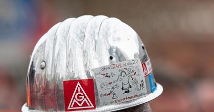 Arbeitgeber und IG Metall vereinbarten für die Betriebe in Nordrhein-Westfalen eine Corona-Prämie sowie jährlich wiederkehrende Sonderzahlungen.