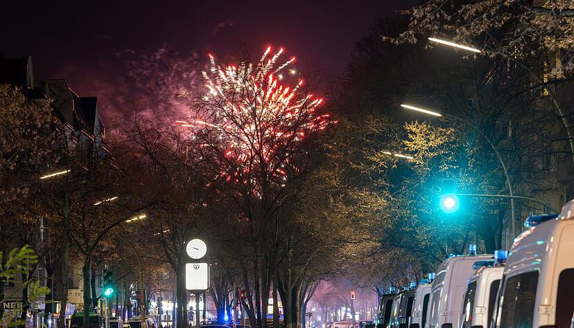 Die Polizei ermittelt nach einem Beitrag eines Influencers in der Silvesternacht.