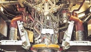 Das Oberstufentriebwerk Vinci h&auml;ngt in der Vakuumkammer. Die ESA hat beschlossen, dass es weiter entwickelt werden soll.Fotos: DLR/Angela Gro&szlig;