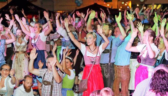 Die Fotowand im Foyer ist der Renner: Ununterbrochen lassen sich die Besucher einzeln, paarweise oder im Freundeskreis ablichten.