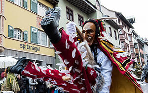 Ein Federahannes springt beim Narrensprung durch die Luft. Foto: dpa