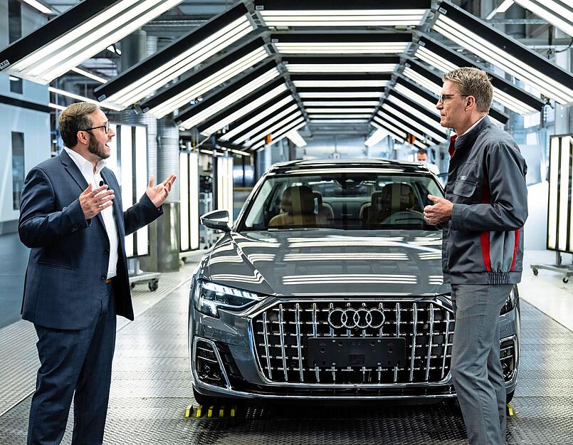 Alexander Schnell aus der Stimme-Chefredaktion (links) im Gespräch mit Neckarsulms Werkleiter Fred Schulze. Alexander Schnell aus der Stimme-Chefredaktion (links) im Gespräch mit Neckarsulms Werkleiter Fred Schulze.