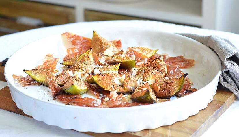 Süß und herzhaft wird es, wenn Feigen im Ofen gebacken und dann mit Prosciutto und Parmesan serviert werden.
