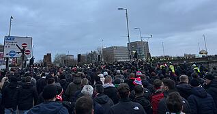 Die Anh&auml;nger des VfB Stuttgart haben sich vor dem Spiel bei Celtic Glasgow per Fanmarsch auf den Weg zum Stadion gemacht.