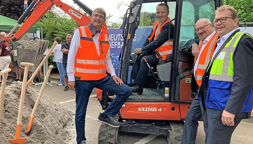 Nach dem Spatenstich noch ein Bild mit Bagger, aber ohne Andreas Schumm. Von links: Peter Raue, Gert Kreiter, Martin Herkommer, Heinz Honemann.
Foto: Schwarzbürger Nach dem Spatenstich noch ein Bild mit Bagger, aber ohne Andreas Schumm. Von links: Peter Raue, Gert Kreiter, Martin Herkommer, Heinz Honemann.
Foto: Schwarzbürger