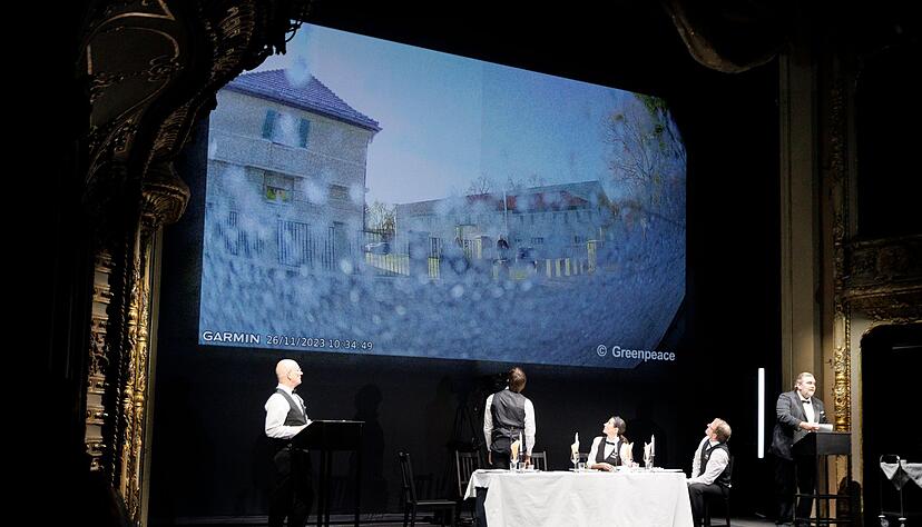 Bei einer szenischen Lesung auf der Bühne des Berliner Ensemble präsentiert Correctiv Details zu einem Treffen von AfD-Politikern, Rechtsextremisten und Unternehmern. Bei einer szenischen Lesung auf der Bühne des Berliner Ensemble präsentiert Correctiv Details zu einem Treffen von AfD-Politikern, Rechtsextremisten und Unternehmern.