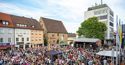 Donnerstags geht es in die City: Der Marktplatz ist bei den Veranstaltungen immer der zentrale Treffpunkt.
Foto/Archiv: Christiana Kunz Donnerstags geht es in die City: Der Marktplatz ist bei den Veranstaltungen immer der zentrale Treffpunkt.
Foto/Archiv: Christiana Kunz