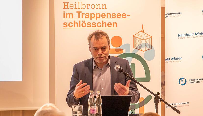 Ewald Grothe zeigt seinem Publikum die politischen Aktivit&auml;ten der Br&uuml;der Grimm auf.