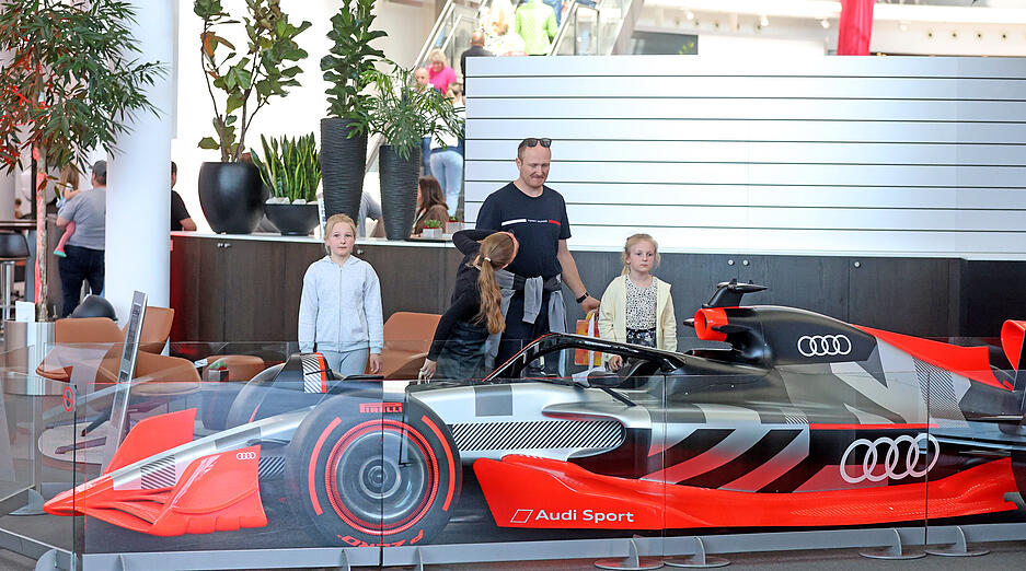 Auch Rennwagen waren beim Jubil&auml;umstag am Samstag in Neckarsulm zu bestaunen.