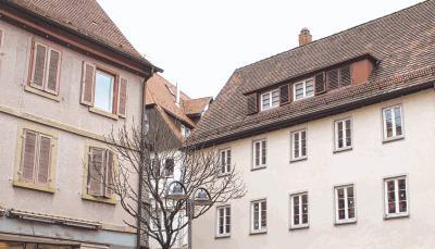 Im Gebäude Untere Torstraße 12 (links) befindet sich noch ein Lampengeschäft, in Nummer 8 (rechts) war viele Jahre die Awo zuhause. Der Brunnen stammt aus den 1980er Jahren und ist kein Kulturdenkmal.