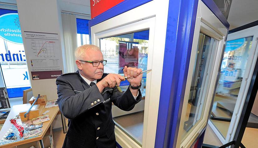 Experte Klaus Zeberer demonstriert an einem Fenster, wie die Einbrecher vorgehen, um ins Gebäude zu gelangen.
Foto: Dennis Mugler Experte Klaus Zeberer demonstriert an einem Fenster, wie die Einbrecher vorgehen, um ins Gebäude zu gelangen.
Foto: Dennis Mugler