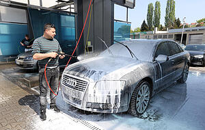 Constantin Dragomir beim Autoputzen in Brackenheim. Foto: Andreas Veigel