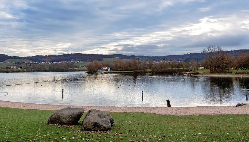 Still ruht der See in frühwinterlicher Stimmung. In der Badesaison 2023, der ersten nach Corona und See-Ablass, gab es viel Aufregung wegen des neuen Online-Ticket-Systems. Nun wird nachjustiert. Still ruht der See in frühwinterlicher Stimmung. In der Badesaison 2023, der ersten nach Corona und See-Ablass, gab es viel Aufregung wegen des neuen Online-Ticket-Systems. Nun wird nachjustiert.