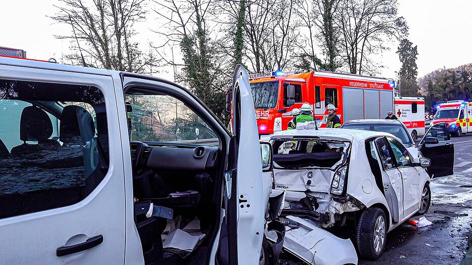 Autofahrerin stirbt nach schwerem Unfall in Stuttgart-Hedelfingen