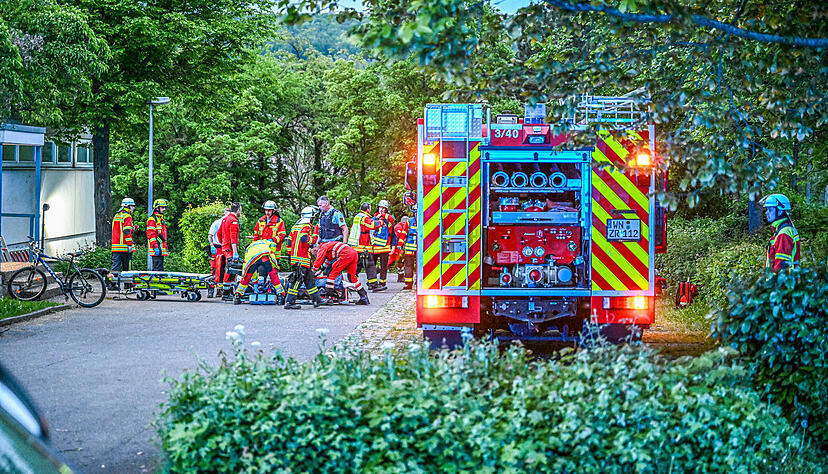 Vier Kinder sind in Remshalden in der Region Stuttgart durch das Dach einer Sporthalle gefallen und schwer verletzt worden.