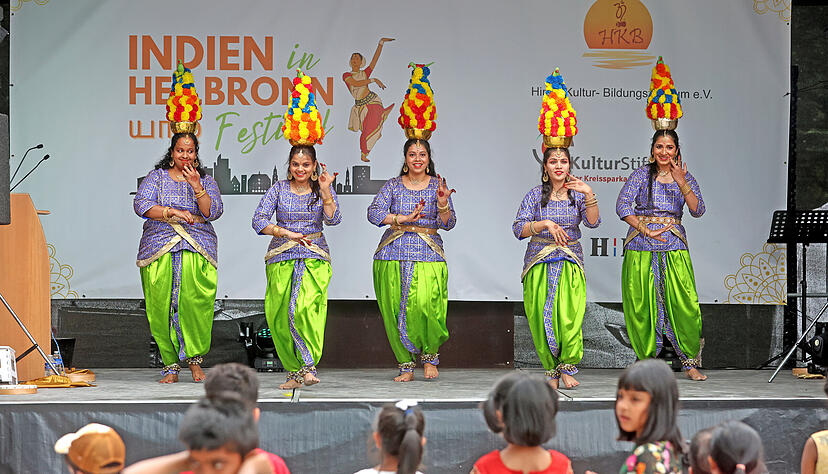 Gesang, Instrumente und Tanz bieten beim Festival auf der Theresienwiese eine gelungene Abwechslung. Gesang, Instrumente und Tanz bieten beim Festival auf der Theresienwiese eine gelungene Abwechslung.