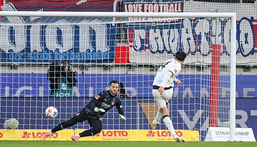 Kevin Diks traf per Elfmeter sicher ins linke Eck.