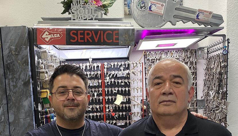 Sohn Ulas Sag (44) und Vater G&uuml;naltay Sag (63) in ihrem Gesch&auml;ft in der Bahnhofsstra&szlig;e in Lauffen am Neckar.