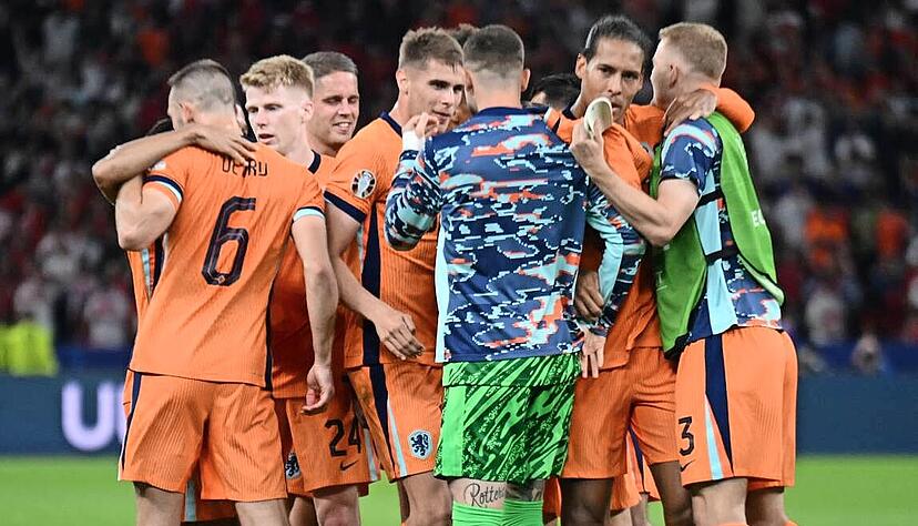 Treffpunkt Feierkreis: Die niederländischen Profis um ihren Torhüter Bart Verbruggen, der im Olympiastadion mit Händen und Füßen das 2:2 verhinderte.
Foto: dpa