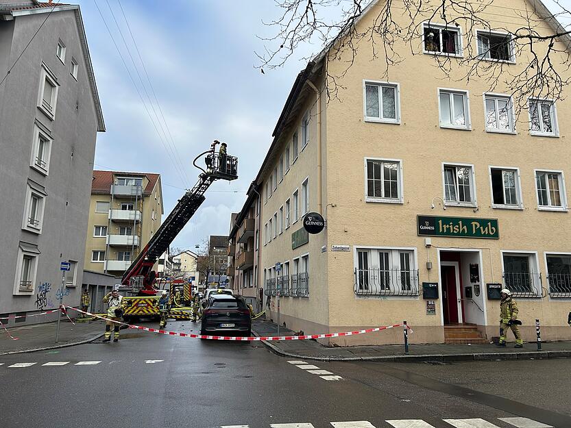 In der Heilbronner Lammgasse kommt es am Freitagmorgen zu einem Dachstuhl-Brand. Es gibt keine verletzten Personen.