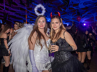 Die Kostüme zu Halloween müssen nicht immer blutig sein. Das beweisen auch einige Gäste in der Heilbronner Harmonie.