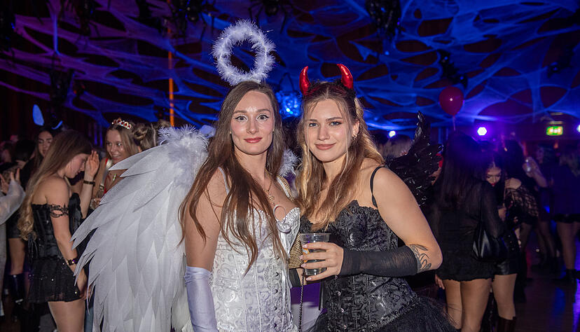 Die Kostüme zu Halloween müssen nicht immer blutig sein. Das beweisen auch einige Gäste in der Heilbronner Harmonie. Die Kostüme zu Halloween müssen nicht immer blutig sein. Das beweisen auch einige Gäste in der Heilbronner Harmonie.