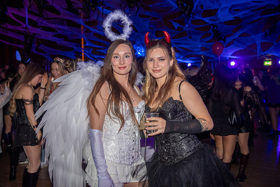 Die Kostüme zu Halloween müssen nicht immer blutig sein. Das beweisen auch einige Gäste in der Heilbronner Harmonie.