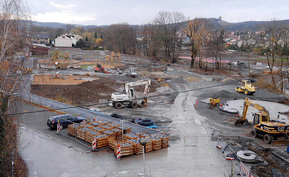 Bauarbeiten für den Abstatter Bürgerpark schreiten voran. Die Anlage entsteht im Herzen Abstatts auf beiden Seiten der Schozach. Aufnahme von November 2007. Rechts im Hintergrund ist Burg Wildeck zu sehen.