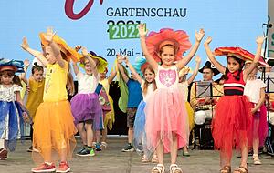 Blüten, Bienchen und Schmetterlinge: Kindergartenkinder erfreuen auf der Hauptbühne die Zuschauer mit ihrem farbenfrohen Tanz. Die Eppinger Stadtkapelle gestaltete die Eröffnungsfeier musikalisch.
Fotos: Andreas Veigel Blüten, Bienchen und Schmetterlinge: Kindergartenkinder erfreuen auf der Hauptbühne die Zuschauer mit ihrem farbenfrohen Tanz. Die Eppinger Stadtkapelle gestaltete die Eröffnungsfeier musikalisch.
Fotos: Andreas Veigel