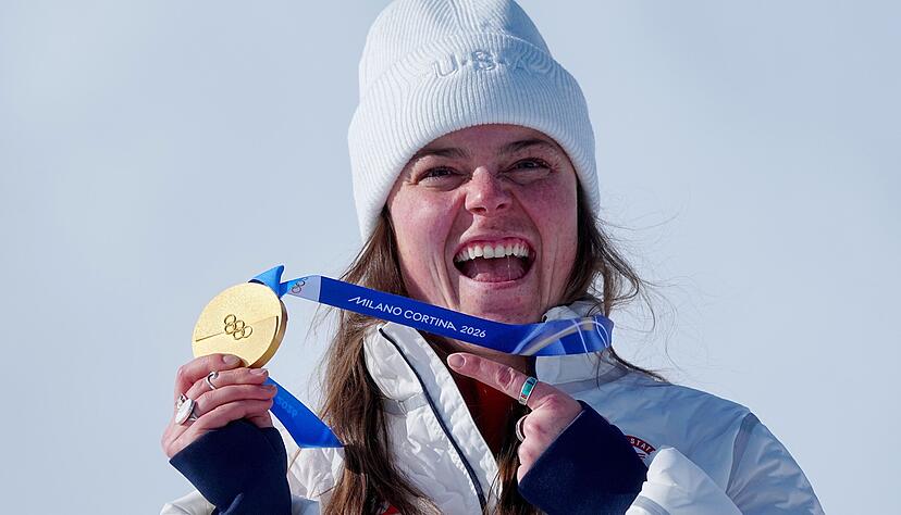 Die Amerikanerin Breezy Johnson jubelt mit der Goldmedaille.