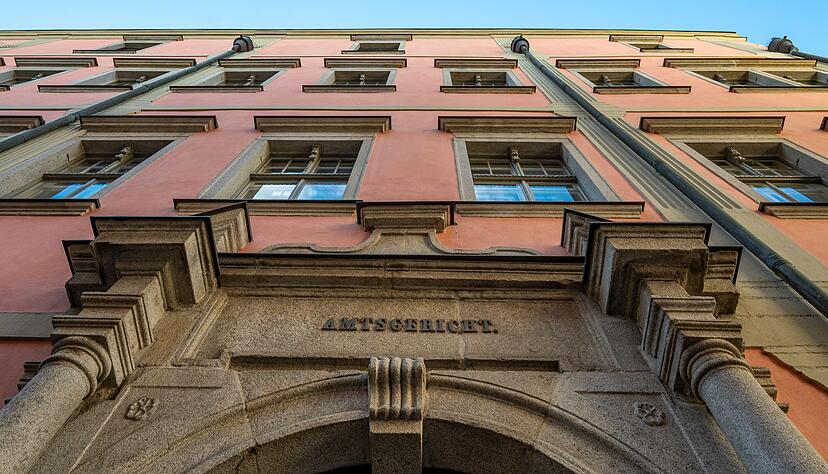 Nach dem Hafttermin lief der 22-J&auml;hrige auf dem Weg zum Polizeiwagen davon. (Archivbild)