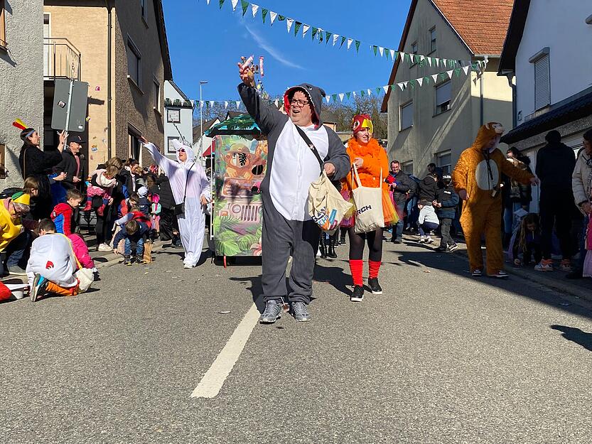 Kleine Ortschaft, großes Spektakel: Zahlreiche Vereine zogen an Rosenmontag mit fantasievoll geschmückten Wagen und farbenfrohen Kostümen durch die Straßen Obergimperns.