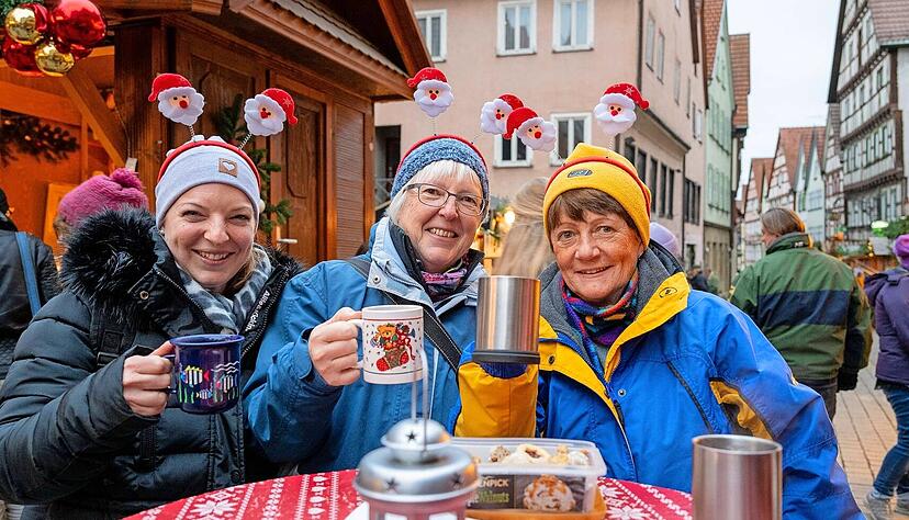 Zwischen Fachwerk und Budenzauber: Dies Besucherinnen stoßen in der frisch gekürten schönsten Altstadt Deutschlands auf die Eröffnung des Bad Wimpfener Weihnachtsmarktes mit einem Heißgetränk an.