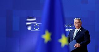 Ungarns scheidender Ministerpr&auml;sident Viktor Orban hat sein Veto gegen ein milliardenschweres EU-Darlehen zur&uuml;ckgezogen. (Archivbild)