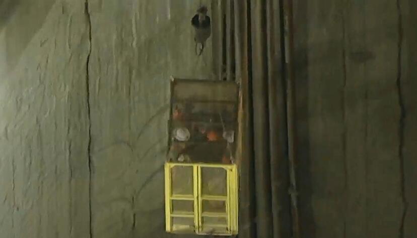 Alle Eingeschlossenen konnten laut Feuerwehr gerettet werden.