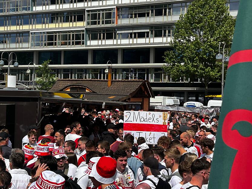 Mit fortschreitender Zeit wird auch die Anspannung steigen. Die Fans des VfB Stuttgart freuen sich auf das Finale am Abend.