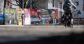 Wahlplakate zur Landtagswahl in Baden-W&uuml;rttemberg: Seit 8 Uhr sind am Sonntag die Wahllokale im Land ge&ouml;ffnet.