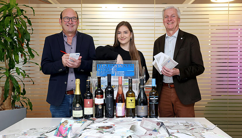 Ziehung der Gewinner des 49. Stimme-Wein-Quiz mit Gl&uuml;cksfee Albina Kadrija Chefredakteur Uwe Ralf Heer (rechts) und Wein-Experte Kilian Krauth.