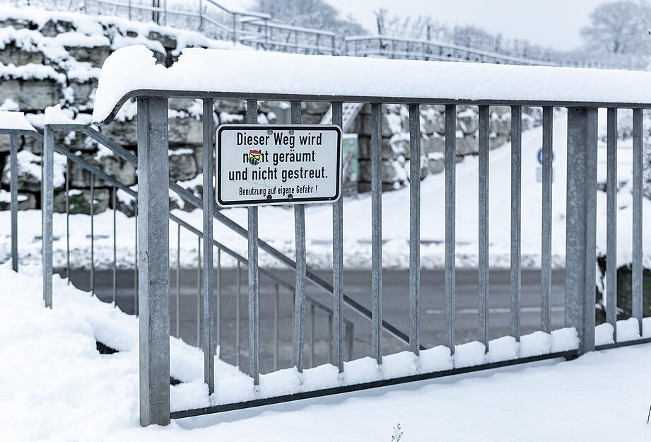 Wo kein Winterdienst unterwegs ist, ist Vorsicht geboten. Denn der Schnee ist knöchelhoch und es kann glatt sein. Wo kein Winterdienst unterwegs ist, ist Vorsicht geboten. Denn der Schnee ist knöchelhoch und es kann glatt sein.