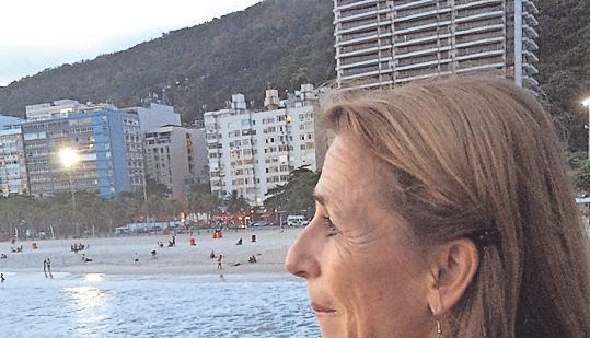 Nachdenklich: Beate Plischke im Stadtteil Leme am Strand der Copacabana.