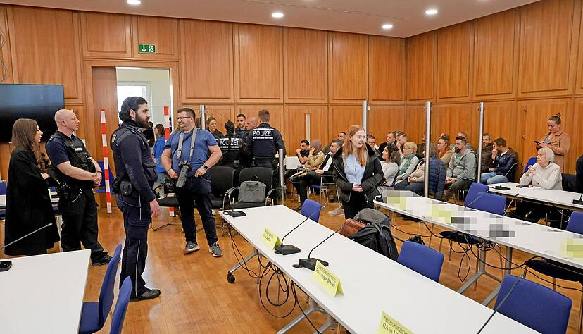 Das öffentliche Interesse war groß: Am Montag hat der Richter das Urteil gegen den Raser aus der Wollhausstraße gesprochen.
Foto: Ralf Seidel Das öffentliche Interesse war groß: Am Montag hat der Richter das Urteil gegen den Raser aus der Wollhausstraße gesprochen.
Foto: Ralf Seidel