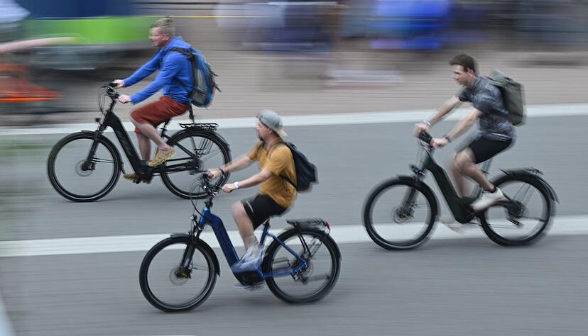 E-Bikes holen schnell auf: Schon 18 Prozent der Fahrräder in Deutschland haben einen Motor. (Archivbild)