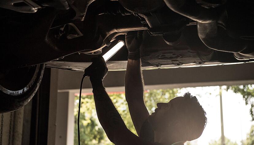 Verschlissene Sto&szlig;d&auml;mpfer erh&ouml;hen das Unfallrisiko: Regelm&auml;&szlig;ige Wartungen und fachm&auml;nnische Kontrolle sorgen f&uuml;r mehr Sicherheit und Fahrkomfort.