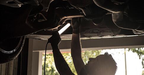 Verschlissene Sto&szlig;d&auml;mpfer erh&ouml;hen das Unfallrisiko: Regelm&auml;&szlig;ige Wartungen und fachm&auml;nnische Kontrolle sorgen f&uuml;r mehr Sicherheit und Fahrkomfort.