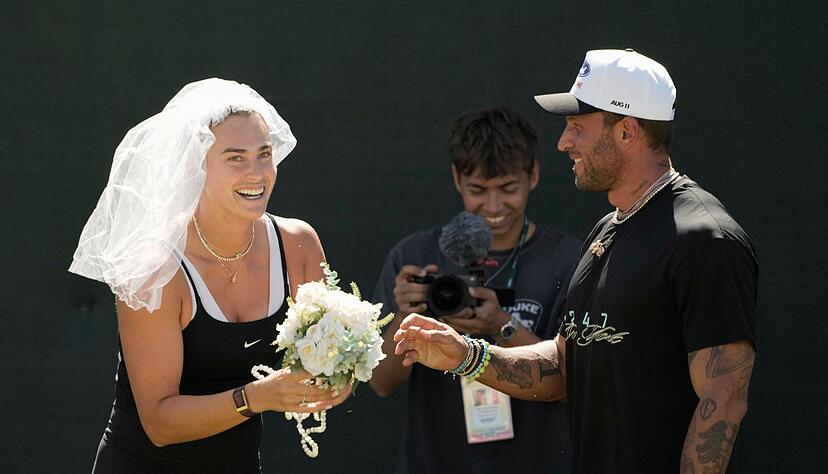 Aryna Sabalenka (l) hat beim Training ihren Spa&szlig;.