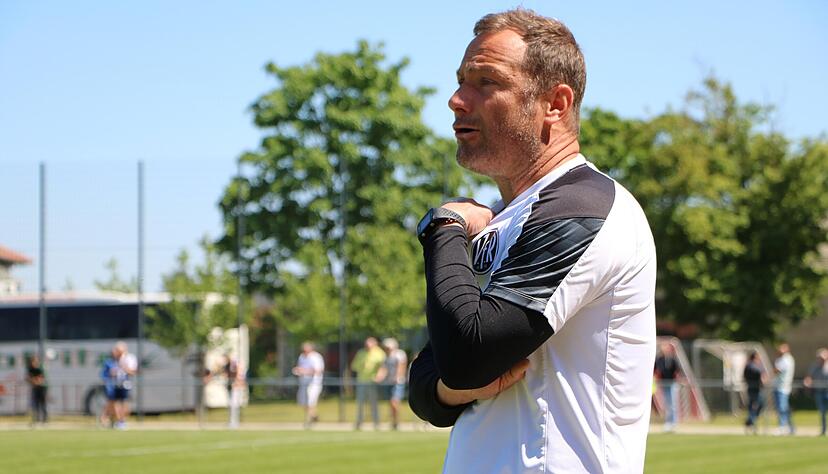 Trainer Markus Lang sieht keine gute Leistung seines VfR Heilbronn gegen den VfL Pfullingen und darf sich Schmährufe der Fans anhören. Trainer Markus Lang sieht keine gute Leistung seines VfR Heilbronn gegen den VfL Pfullingen und darf sich Schmährufe der Fans anhören.