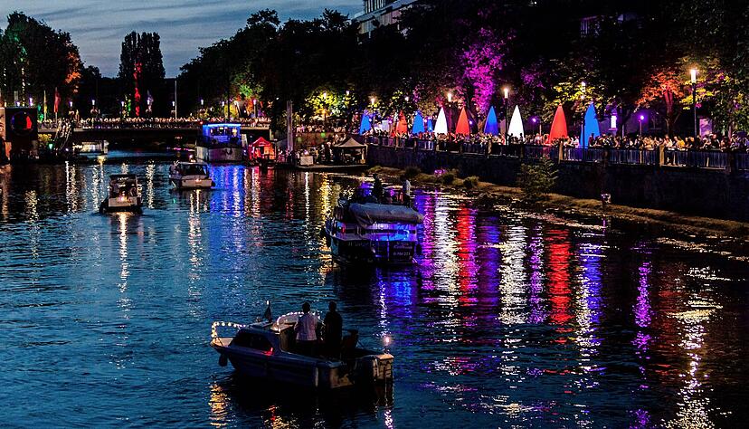 Die Bootsparade war einer der Höhepunkte des Heilbronner Lichterfests. In diesem Jahr findet das Fest am Neckar vom 23. bis 25. Juni statt. Die Bootsparade war einer der Höhepunkte des Heilbronner Lichterfests. In diesem Jahr findet das Fest am Neckar vom 23. bis 25. Juni statt.