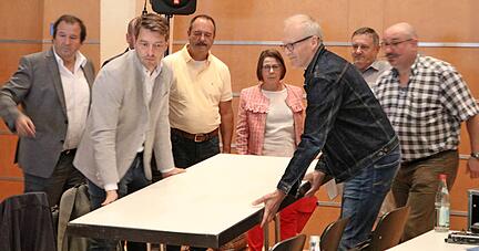 Tische rücken für das große Schauspiel: Auch die Hauptdarsteller Achim Beck (Zweiter von links) und Rainer Züfle (rechts) legen kräftig Hand an.
Foto: Ralf Reichert