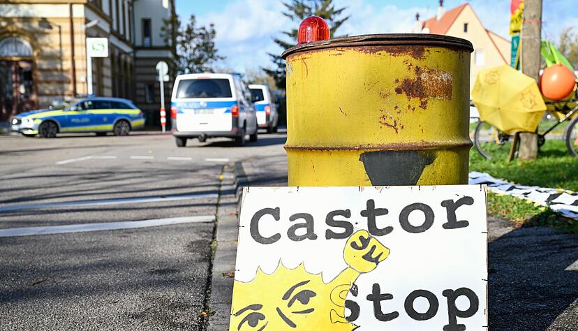 Die Atomkraftgegner sind nicht alleine. Die Polizei ist auch schon in Philippsburg. Die Atomkraftgegner sind nicht alleine. Die Polizei ist auch schon in Philippsburg.