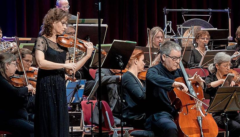 Die weiteren Solisten Irina Franke, Violine, und Sebastian Erlewein, Cello, spielten sich in rasantem Tempo die Läufe zu. Die weiteren Solisten Irina Franke, Violine, und Sebastian Erlewein, Cello, spielten sich in rasantem Tempo die Läufe zu.
